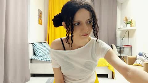 Snapshot of curlixiee chatting on May 27, 2026, 12:40 am Kira online show from May 27, 2026, 12:40 am