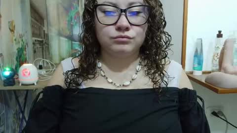 Snapshot of curly_greeneyed chatting on April 24, 2026, 3:42 am Vannesa online show from April 24, 2026, 3:42 am
