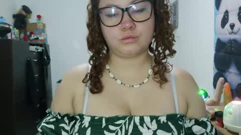 Snapshot of curly_greeneyed chatting on May 28, 2026, 1:14 am Vannesa online show from May 28, 2026, 1:14 am
