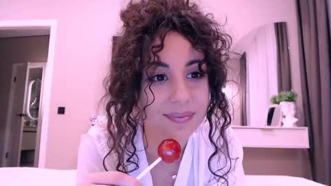 curly_jade_ online show from April 15, 2026, 5:20 pm
