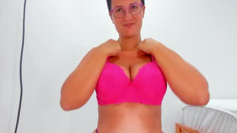 Snapshot of curvyjules69 chatting on October 25, 2025, 12:02 pm CurvyJules online show from October 25, 2025, 12:02 pm