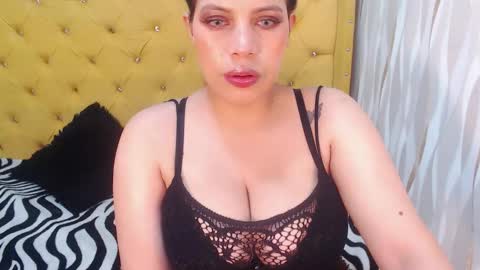 Snapshot of curvyjulieth chatting on September 18, 2025, 4:36 am Julieth online show from September 18, 2025, 4:36 am