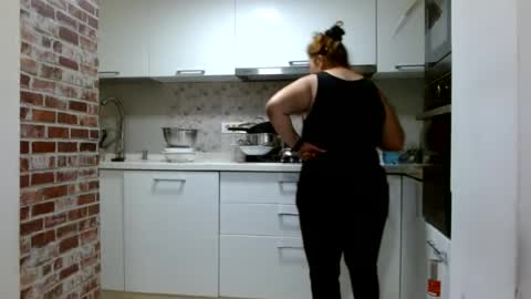 Snapshot of curvymomylore chatting on July 8, 2026, 12:09 pm Lore online show from July 8, 2026, 12:09 pm