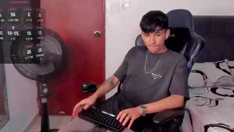 Snapshot of cute_diego_ chatting on November 21, 2025, 11:25 pm Diego online show from November 21, 2025, 11:25 pm