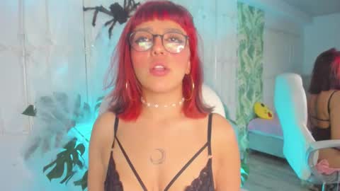 Sofa  online show from October 13, 2025, 8:42 pm