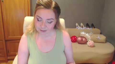 cute_phoenix online show from April 22, 2026, 6:53 pm