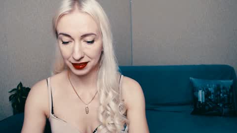 cute_smile_shy online show from February 2, 2025, 5:26 pm