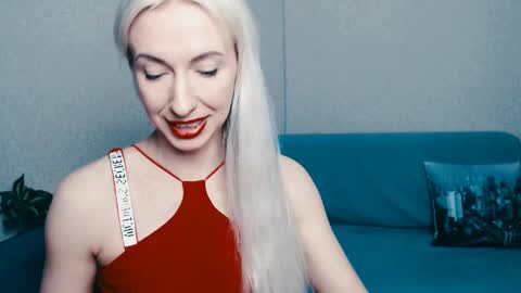 cute_smile_shy online show from March 4, 2025, 10:49 pm