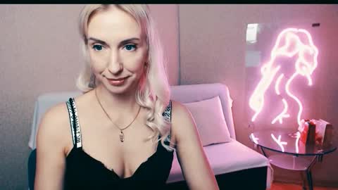 cute_smile_shy online show from October 28, 2025, 8:44 pm