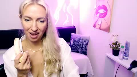 Snapshot of cute_smile_shy chatting on July 12, 2026, 9:55 am cute_smile_shy online show from July 12, 2026, 9:55 am