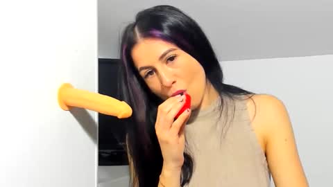 cuteeliza1 online show from November 27, 2025, 8:49 am