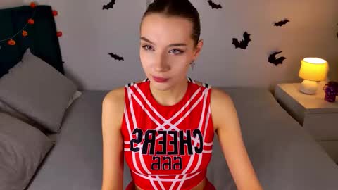 Vivienne online show from October 26, 2025, 1:39 pm