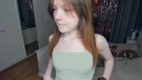 Snapshot of cuty_petite chatting on April 4, 2026, 6:11 am Anne online show from April 4, 2026, 6:11 am