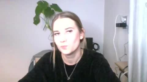 Snapshot of cyntianatural chatting on December 14, 2024, 4:31 pm CyntiaNatural online show from December 14, 2024, 4:31 pm