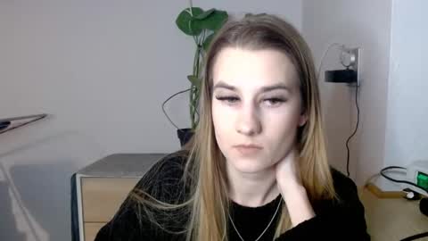 Snapshot of cyntianatural chatting on February 4, 2025, 6:49 pm CyntiaNatural online show from February 4, 2025, 6:49 pm