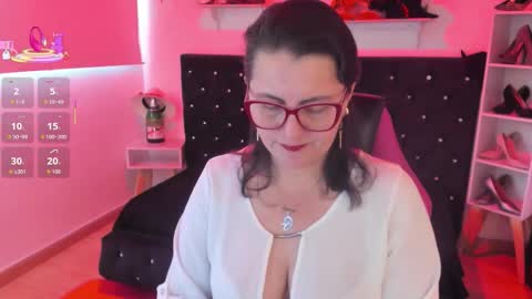 Mia  online show from October 4, 2025, 11:41 am