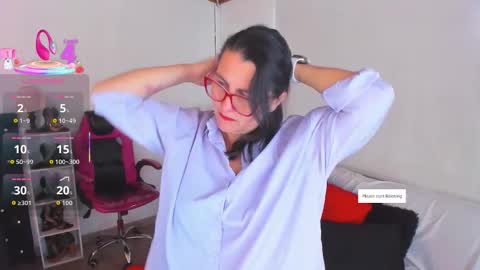 Mia  online show from November 17, 2025, 12:55 pm