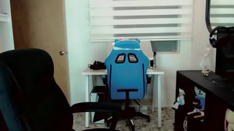 dae_lune online show from February 8, 2026, 4:27 am