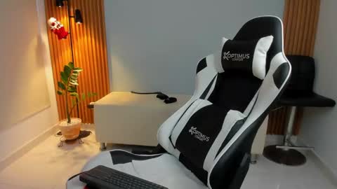 Snapshot of dafboy_ chatting on December 2, 2024, 12:51 pm Allan Daf online show from December 2, 2024, 12:51 pm