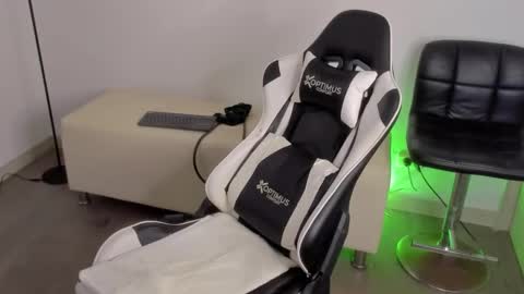 Snapshot of dafboy_ chatting on September 29, 2025, 2:33 pm Allan Daf online show from September 29, 2025, 2:33 pm