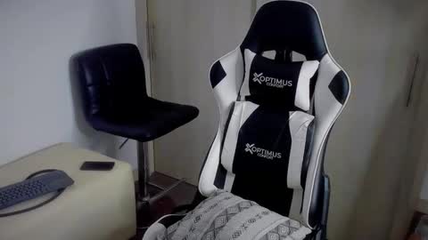 Snapshot of dafboy_ chatting on October 28, 2025, 4:05 am Allan Daf online show from October 28, 2025, 4:05 am