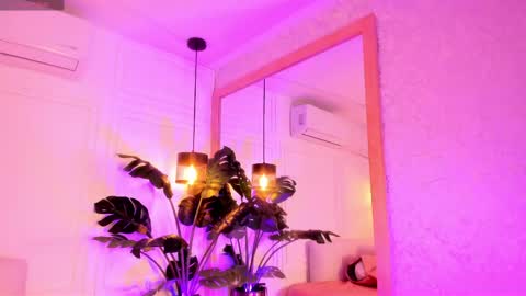 dafne_hillss online show from April 14, 2026, 11:16 am