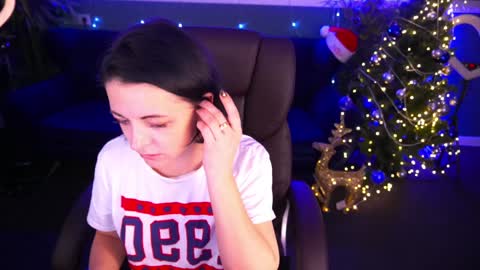 Dafni Mon online show from December 31, 2024, 11:20 am