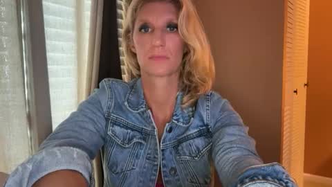 Daisy137 online show from November 12, 2025, 3:45 pm