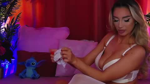 DalidaSelena online show from April 16, 2026, 7:42 am