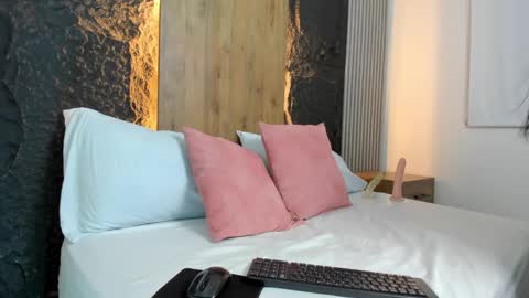 D A L I L A online show from December 17, 2025, 7:31 pm