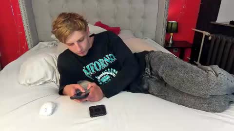 Snapshot of damonlux chatting on June 21, 2026, 8:33 pm Damon online show from June 21, 2026, 8:33 pm