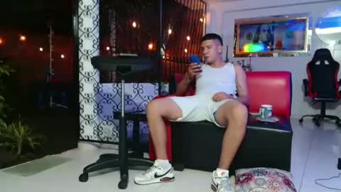 damyan_2003 online show from February 24, 2025, 4:16 am