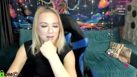 dances_queen online show from January 12, 2026, 7:35 am