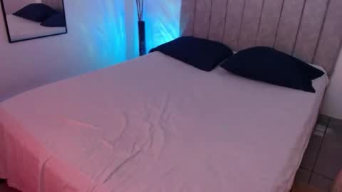 Ela and Santi online show from February 24, 2026, 10:30 pm