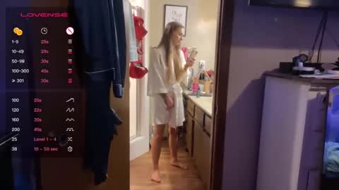 Snapshot of danidragon69 chatting on December 19, 2024, 7:40 am Dani Dragon online show from December 19, 2024, 7:40 am