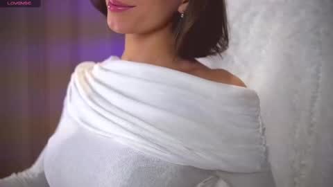 Snapshot of danielle_thomas chatting on March 9, 2025, 10:41 am Danielle online show from March 9, 2025, 10:41 am