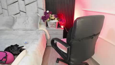 Snapshot of daniphoenixx chatting on February 25, 2026, 11:20 am Dani Phonenix online show from February 25, 2026, 11:20 am