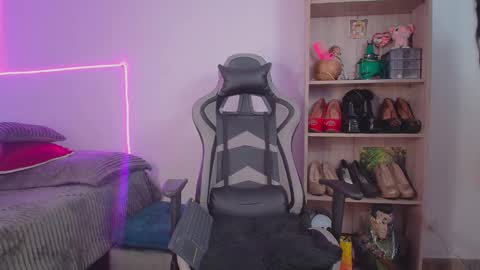 Snapshot of danna_bella2 chatting on February 13, 2026, 6:37 pm danna isabella online show from February 13, 2026, 6:37 pm