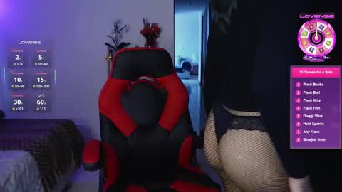Snapshot of dannielle_ chatting on October 12, 2025, 7:35 pm online show from October 12, 2025, 7:35 pm