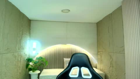 Snapshot of dany_r_ chatting on April 13, 2026, 12:32 pm Dany online show from April 13, 2026, 12:32 pm