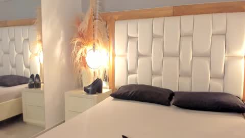 daphne_and_roger online show from September 22, 2025, 11:34 am