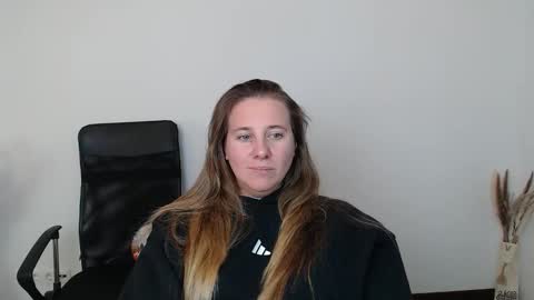 Snapshot of darklure_ chatting on October 31, 2025, 3:02 pm Anna online show from October 31, 2025, 3:02 pm