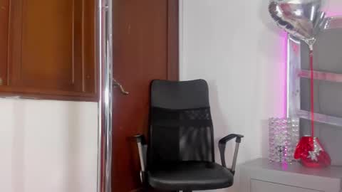 Snapshot of dashafoxxx chatting on February 18, 2025, 3:43 pm Dasha Foxxx online show from February 18, 2025, 3:43 pm