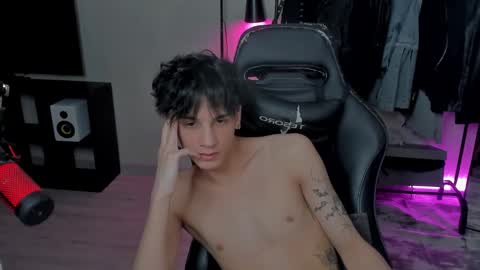 Snapshot of davisross chatting on February 16, 2025, 8:11 pm davis online show from February 16, 2025, 8:11 pm