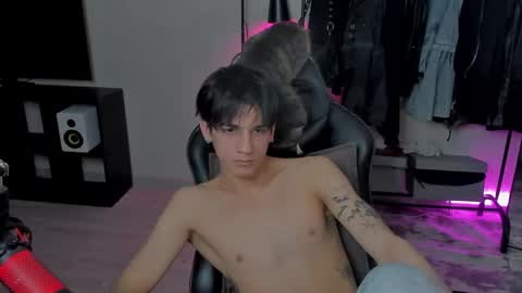 Snapshot of davisross chatting on February 17, 2025, 6:04 pm davis online show from February 17, 2025, 6:04 pm