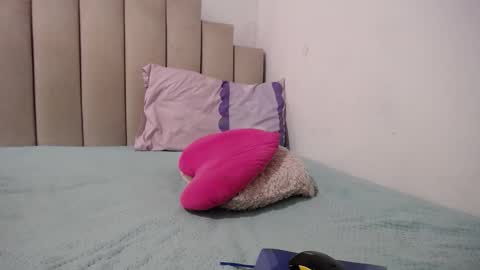 instagram  catherin dayana reina online show from April 8, 2026, 3:56 pm