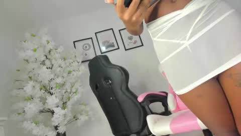 dayanis_latin online show from June 19, 2026, 4:06 am