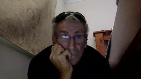 Snapshot of deanofflove2210 chatting on December 9, 2024, 2:13 am deanofflove2210 online show from December 9, 2024, 2:13 am