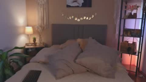 Moa . online show from April 3, 2026, 1:53 pm