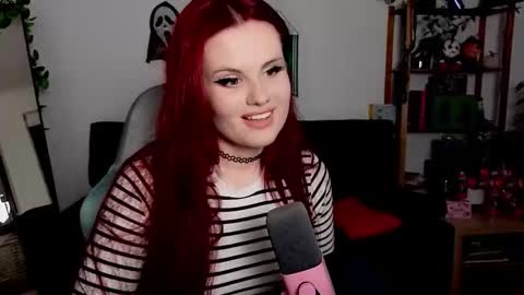 dellacrush_ online show from November 24, 2025, 6:07 pm